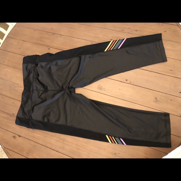 New capri workout pants. Size Large - Picture 3 of 5